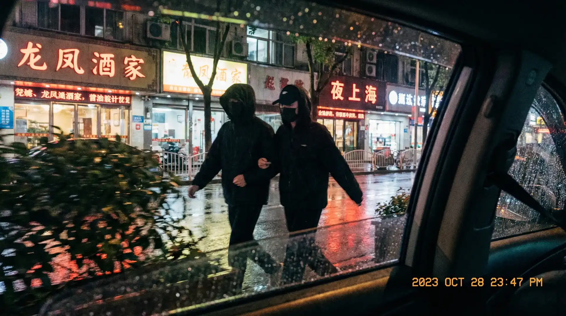 AG亚娱app - 顶流明星深夜密会现场抓拍照片